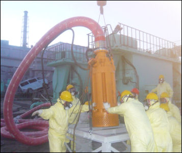 20111101-Tepco work on submersilble cable 317 110810_5.jpg